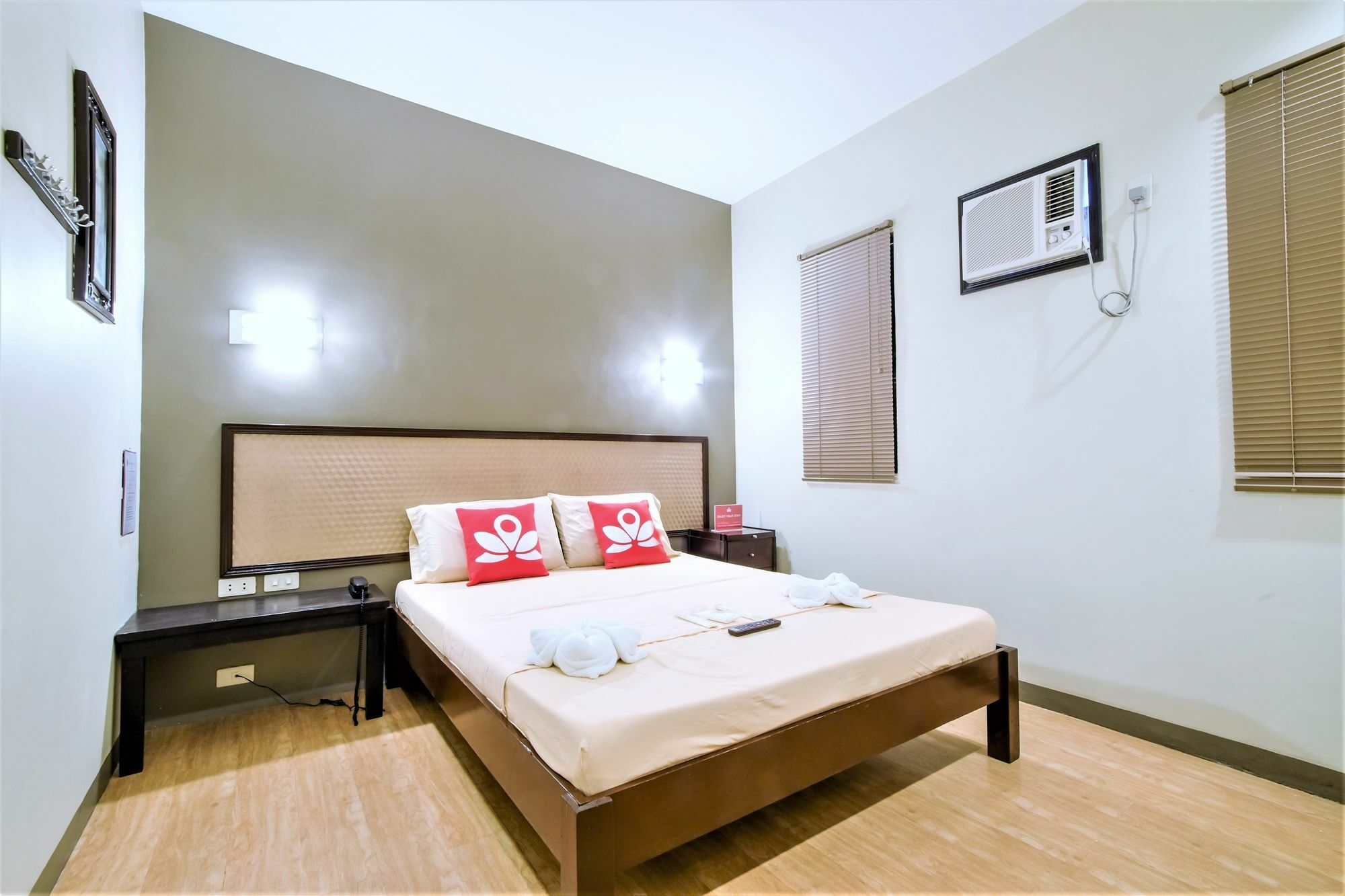 Zen Rooms Basic Aurora باساي المظهر الخارجي الصورة