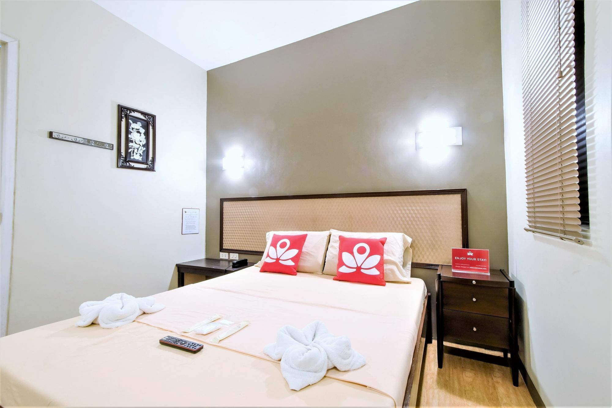 Zen Rooms Basic Aurora باساي المظهر الخارجي الصورة